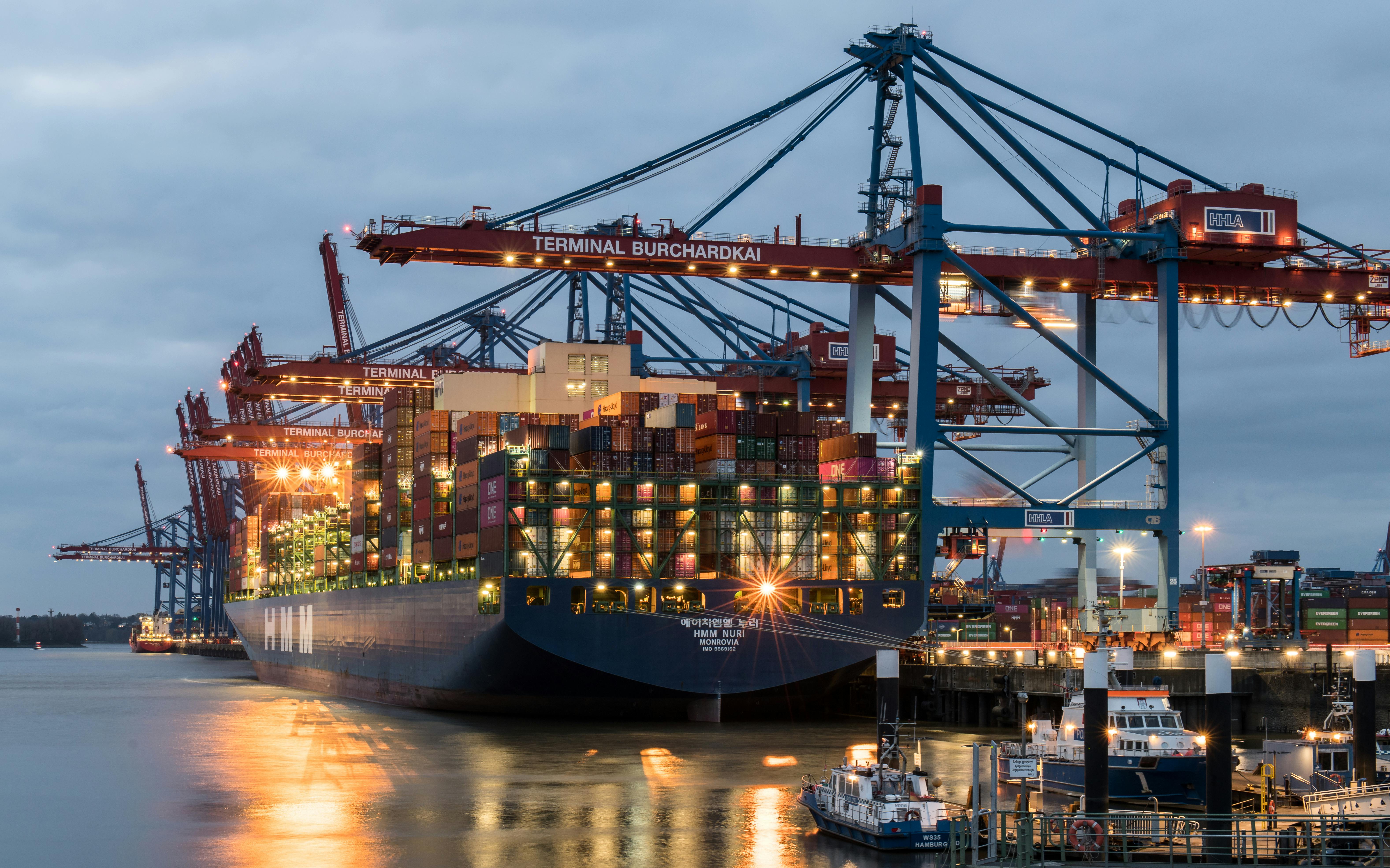 Transport India-3PL team collaborating at office